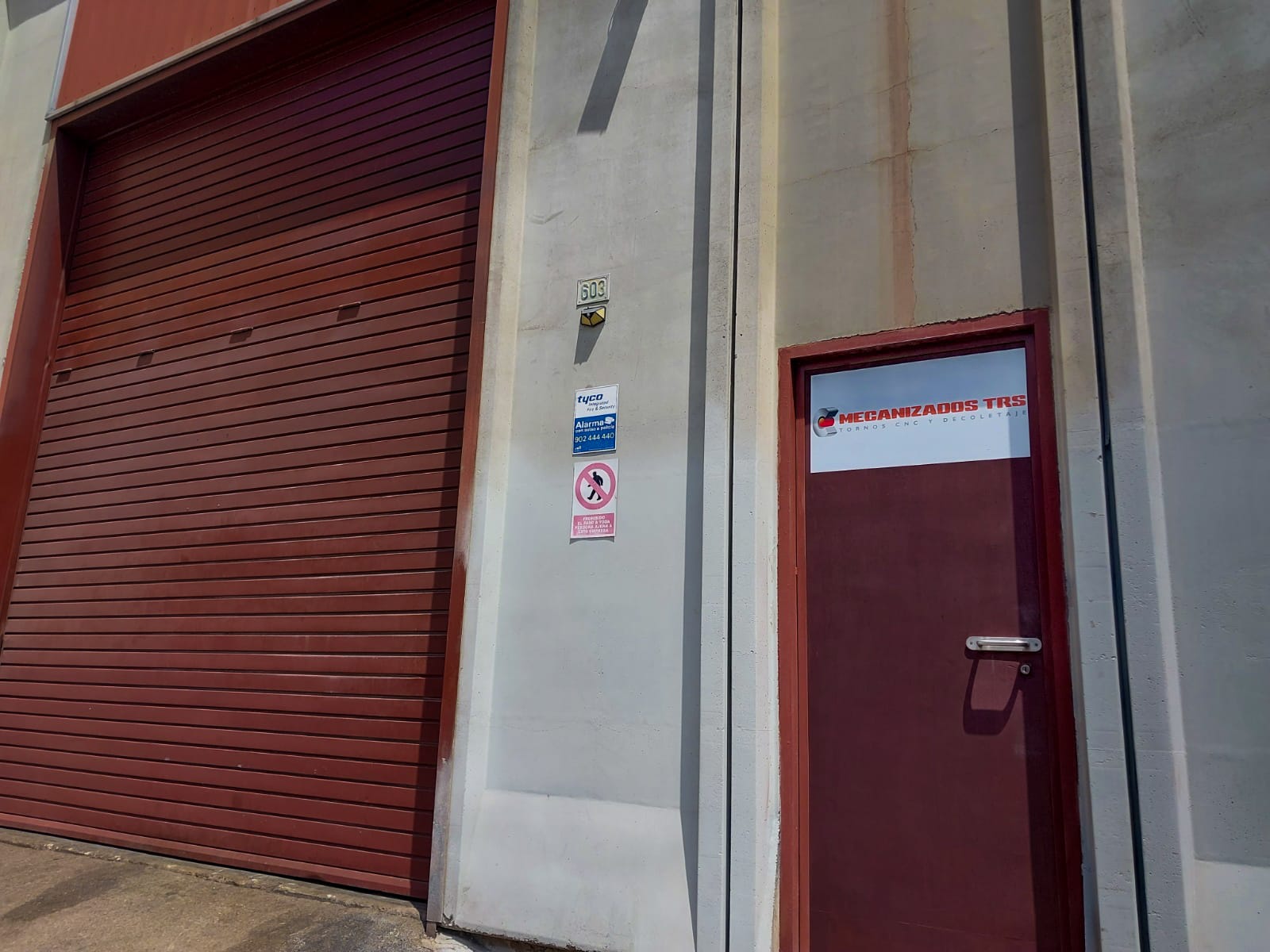 Operario mecanizando pieza